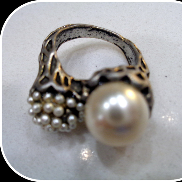 VINTAGE EUROPEAN TOTEM ART IMITATION PEARL RING 7 - Picture 1 of 5